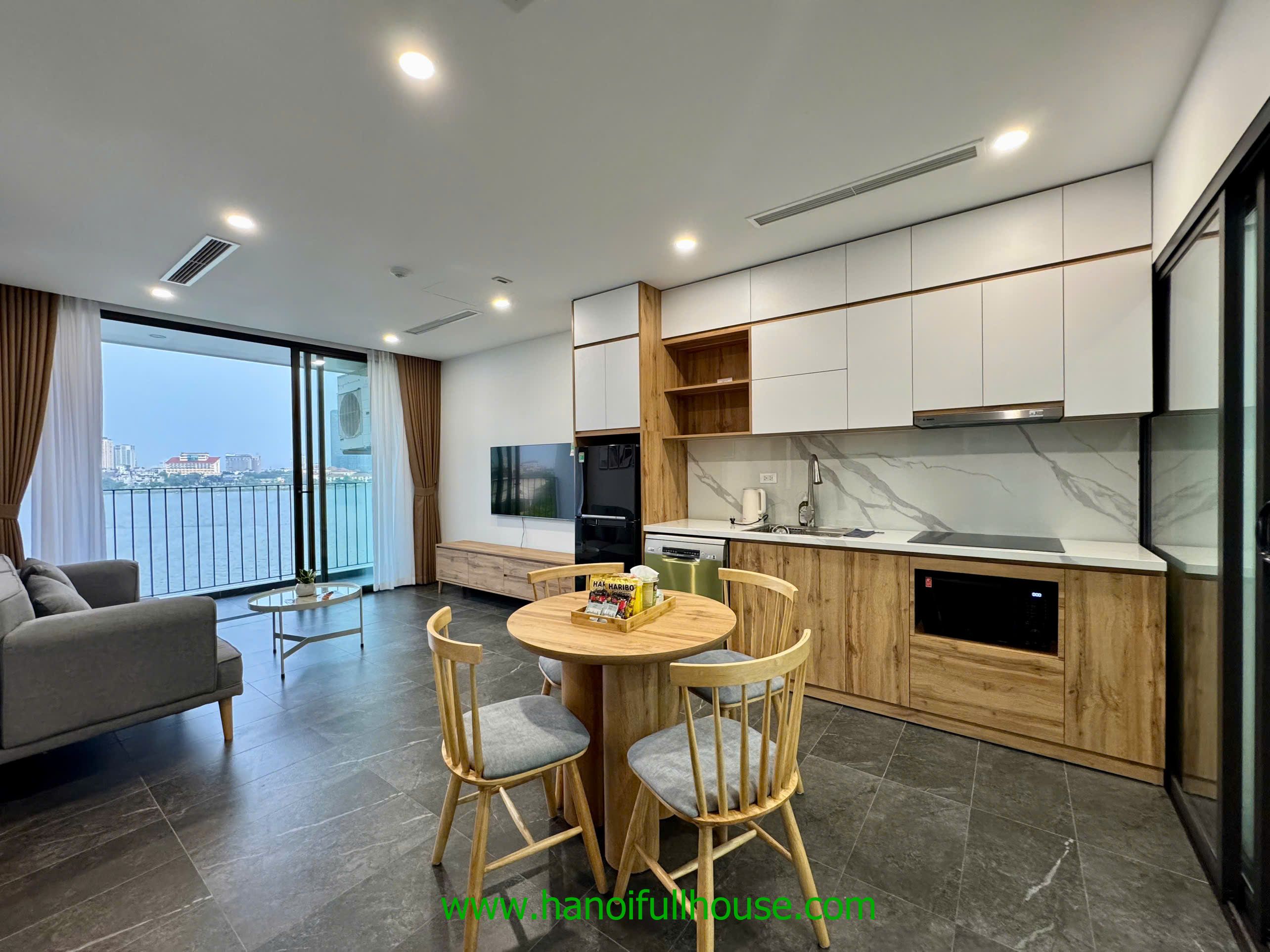 Căn hộ 2 phòng ngủ view Hồ, đầy đủ dịch vụ ở Tây Hồ cho thuê
