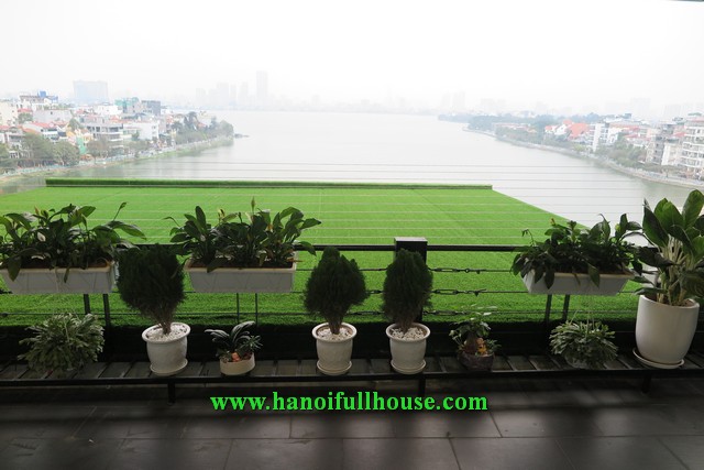 Căn hộ dịch vụ siêu đẹp, 4 phòng ngủ, mặt hồ Tây với ban công rộng đến 100m2 cho thuê. 