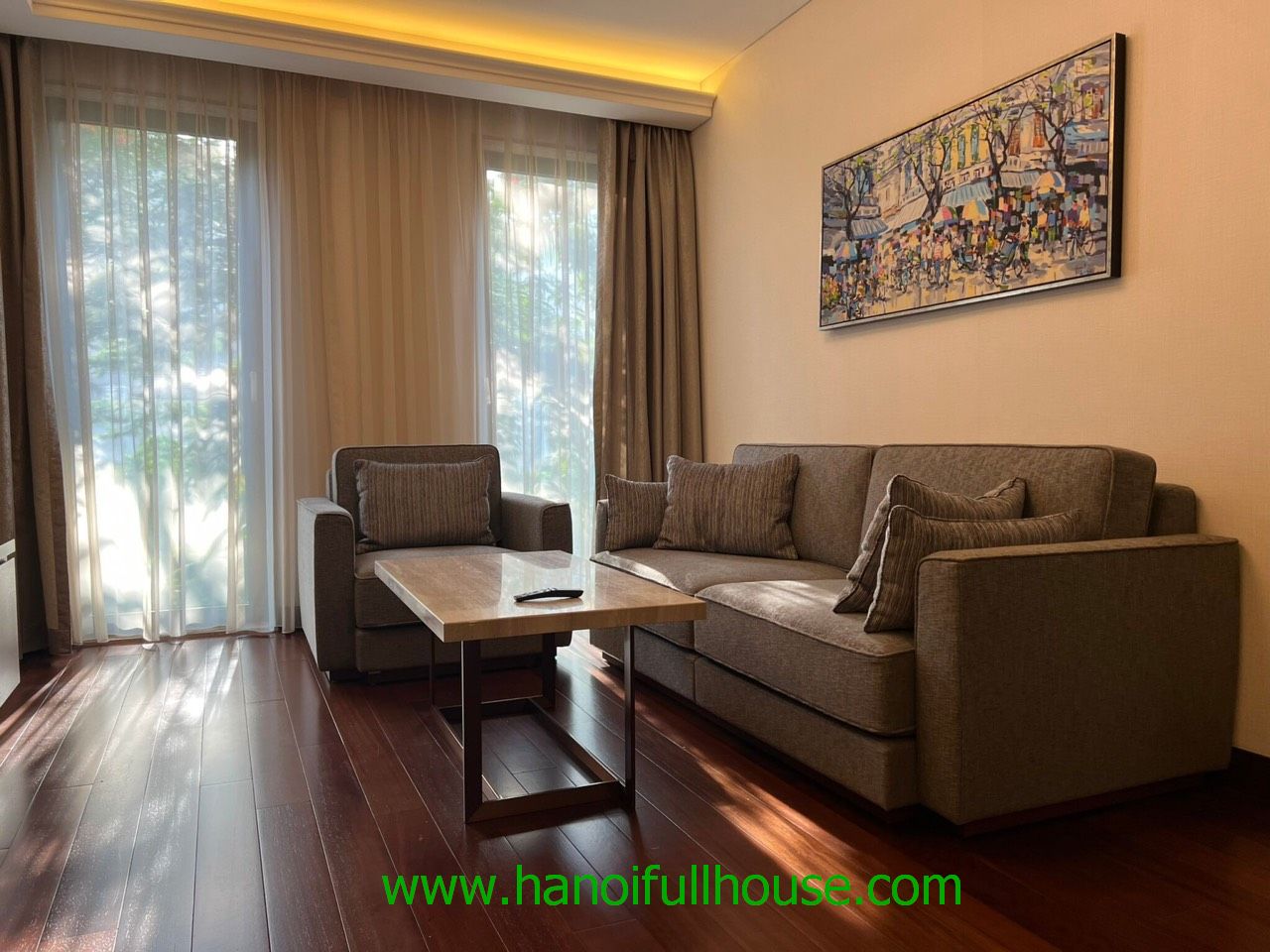 Căn hộ 1 phòng ngủ hiện đại và sáng ở Trúc Bạch cho thuê.