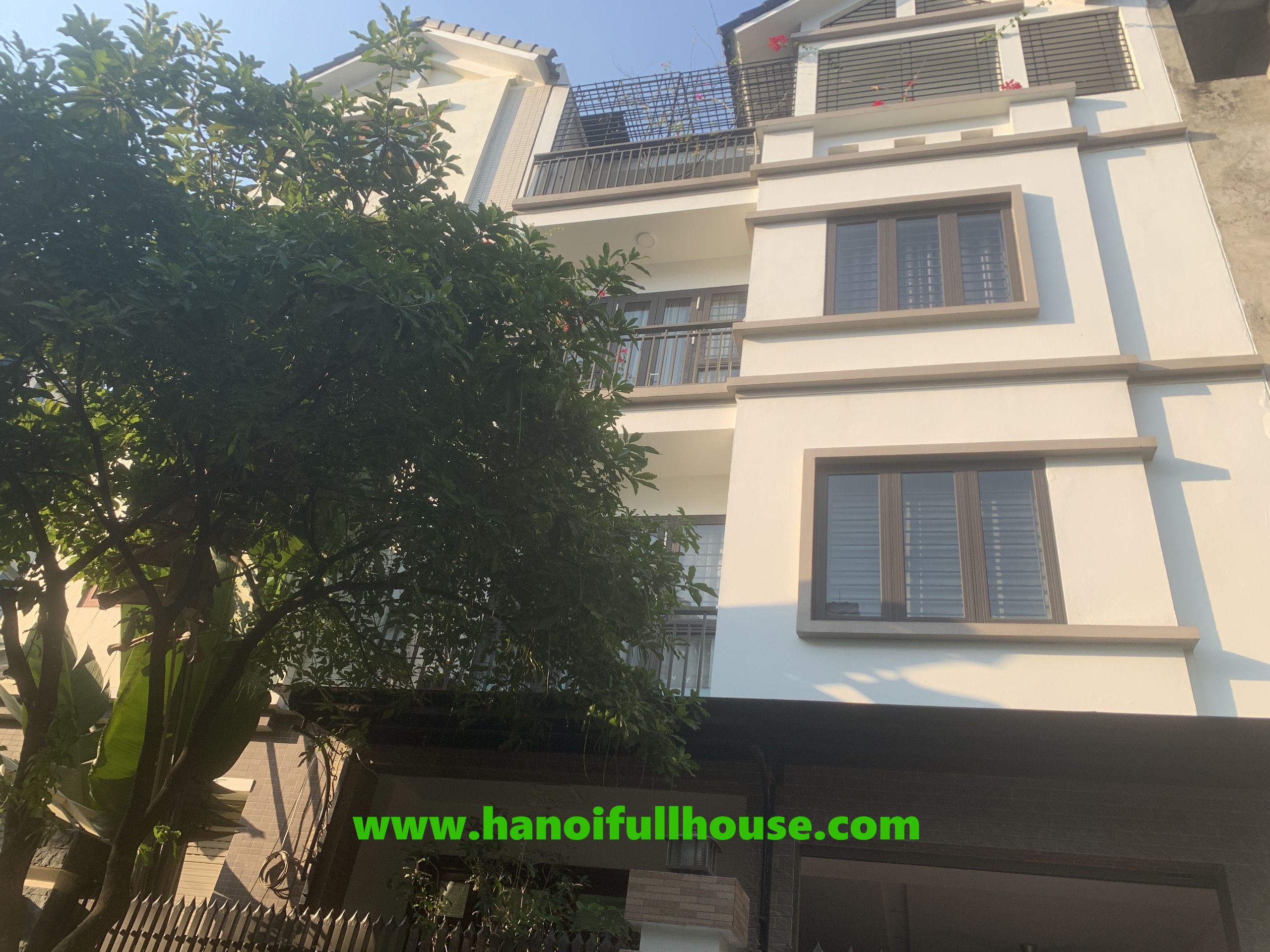 Brandnew, luxury 4-bedroom house with garage in Thach Ban urban area
