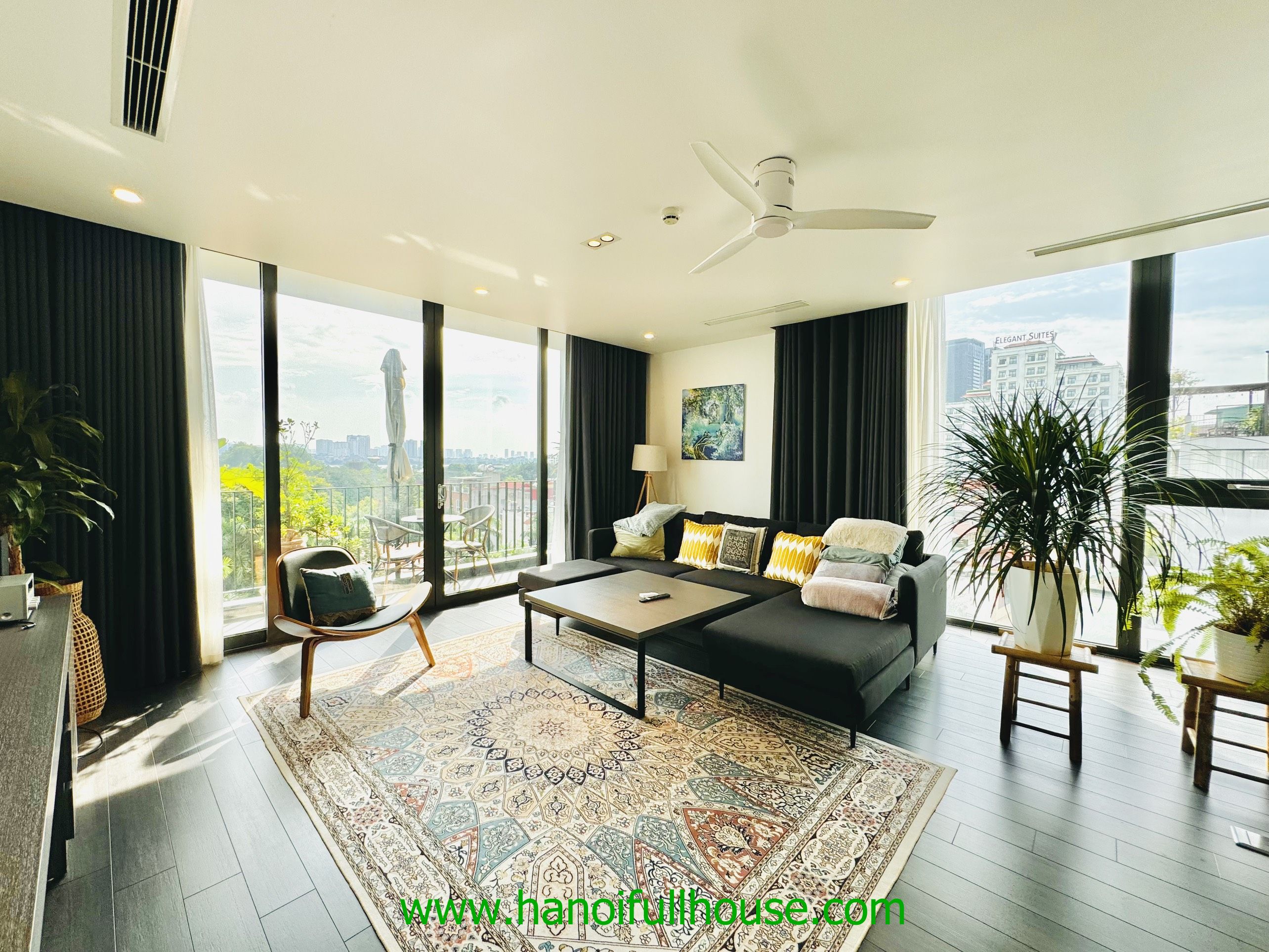 Căn hộ mới, hiện đại, 3 phòng ngủ ở Tây Hồ cho thuê