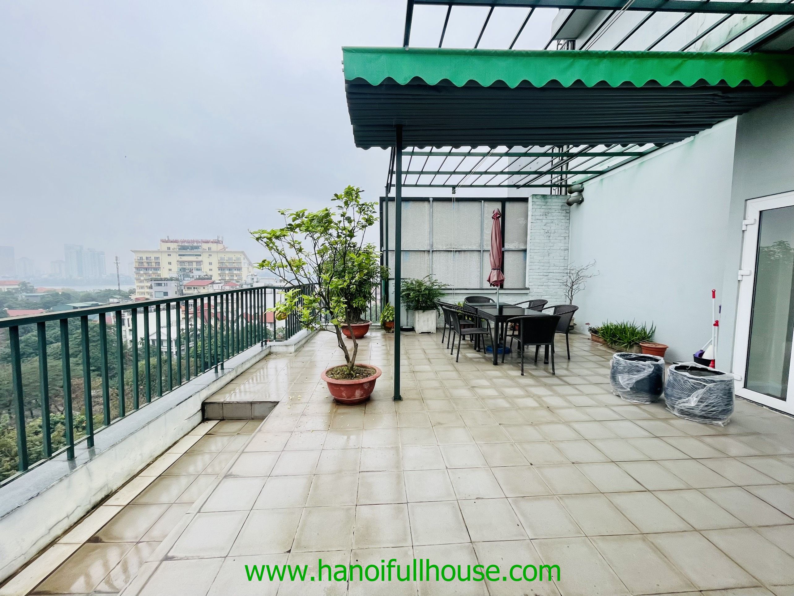 Cho thuê căn hộ duplex 4 phòng ngủ, có sân thượng view Hồ 