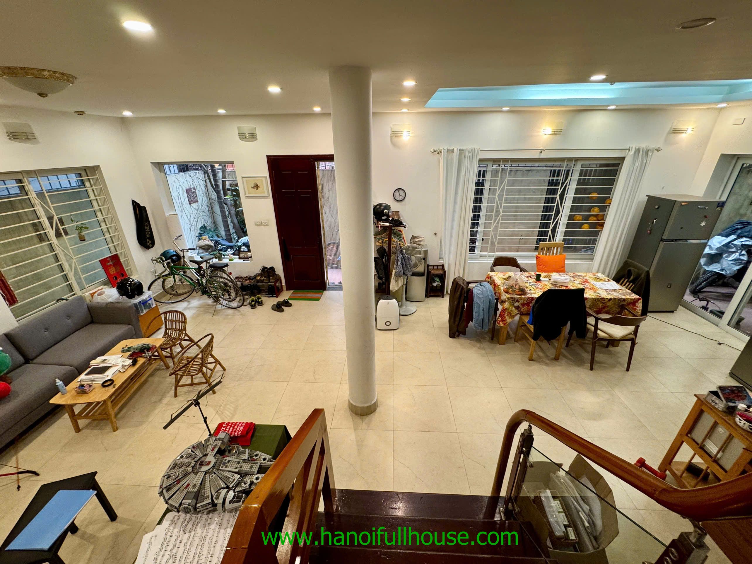 Nhà 4 phòng ngủ, đủ đồ, nhiều ánh sáng ở Tây Hồ cho thuê