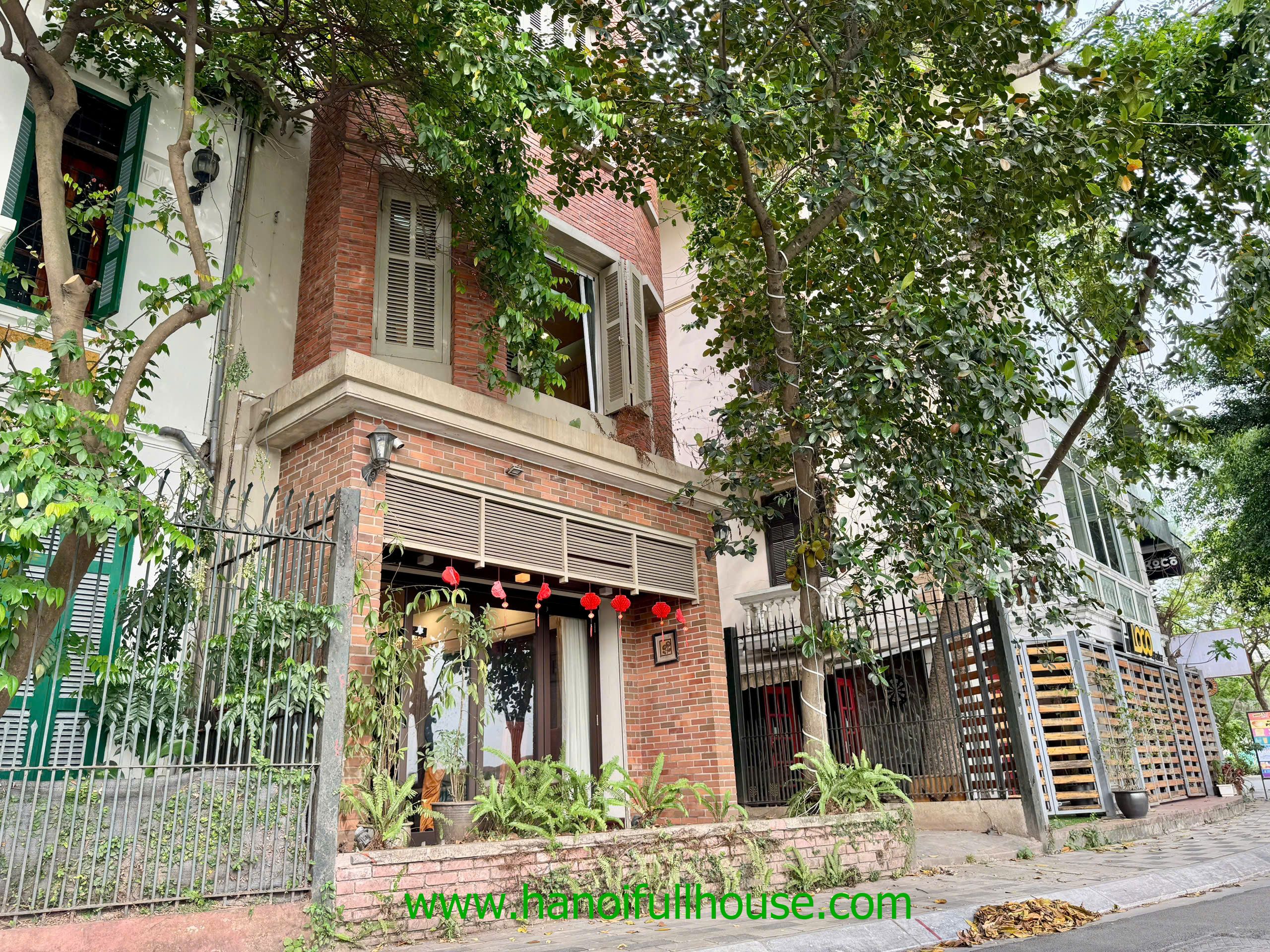 Ngôi nhà 3 phòng ngủ, view hồ, đủ đồ ở Tây Hồ cho thuê