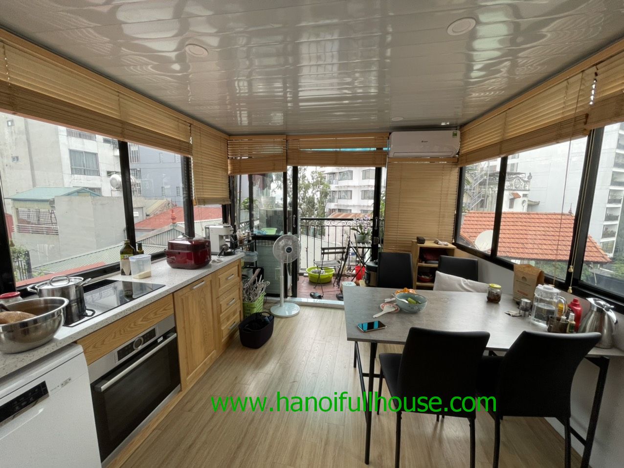 Cheap beautiful house has 3 bedroom, fully furnished in Tay Ho for lease
