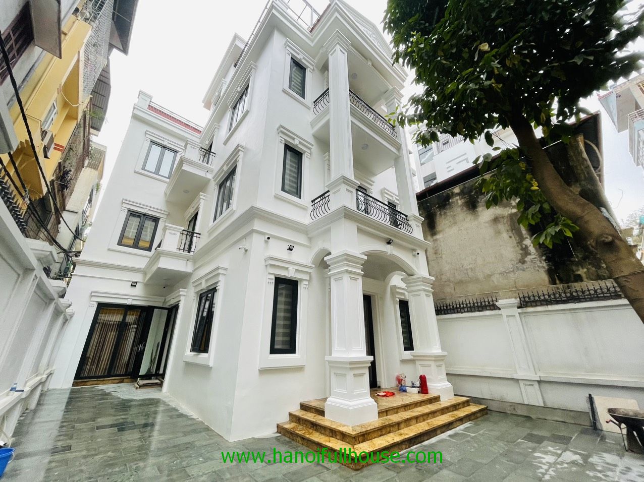 Modern house with 6 bedrooms in Lac Long Quan str for rent