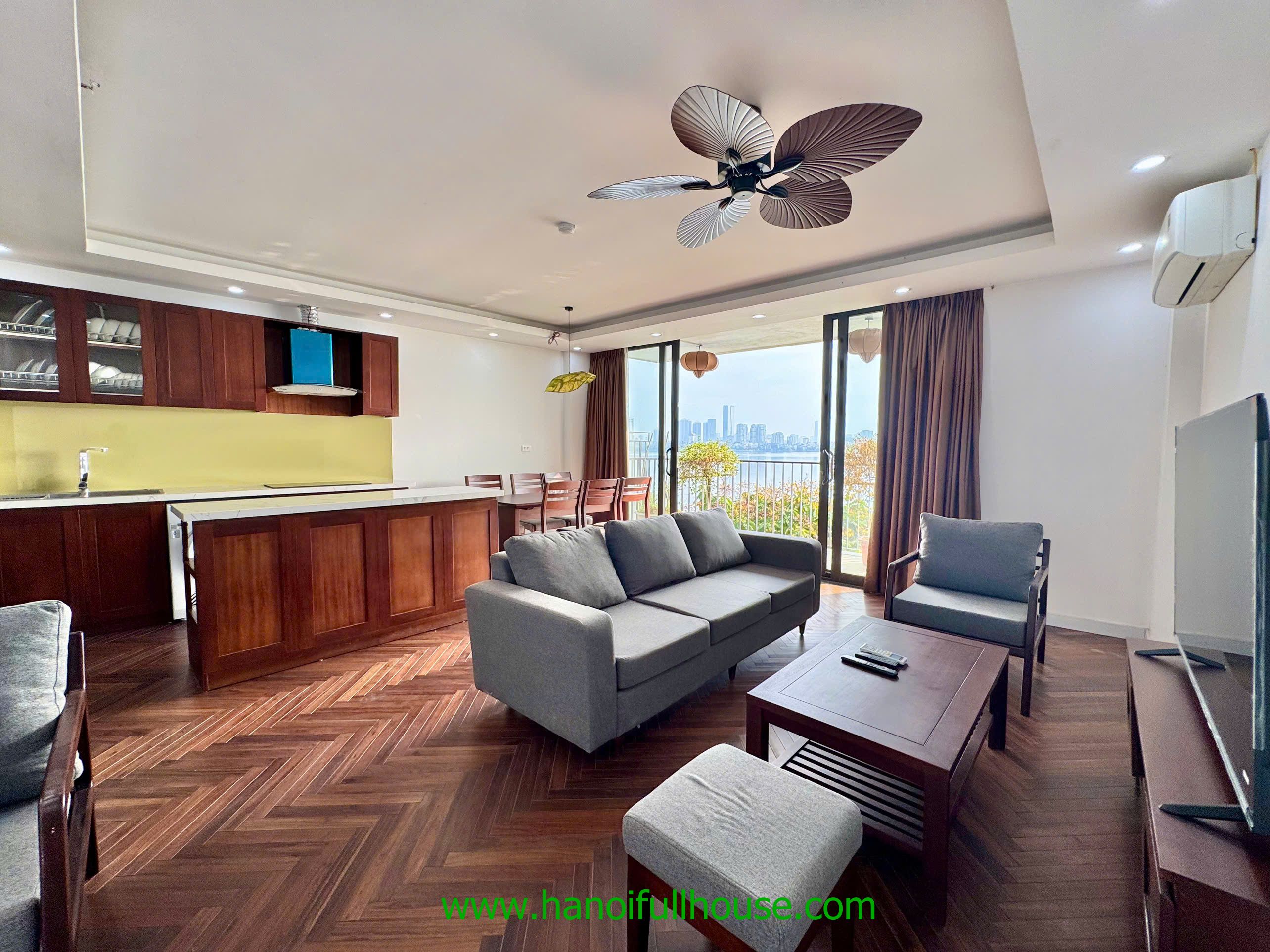 Căn hộ mới, 3 phòng ngủ, view Hồ ở làng Yên Phụ cho thuê