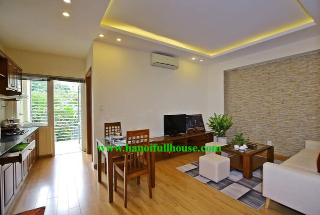Căn hộ đủ đồ, ban công, nhiều ánh sáng ở đường Đội Cấn cho thuê