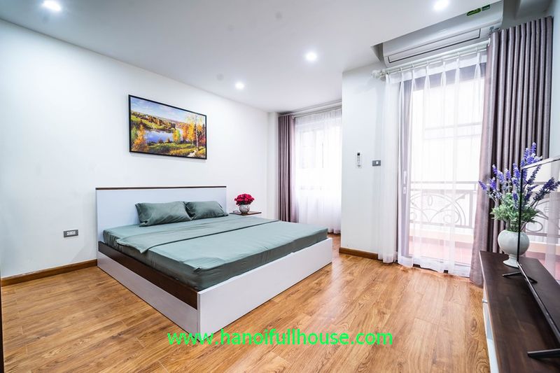 Cho thuê căn hộ 02 phòng ngủ nội thất mới tinh phố Võng Thị  có view Hồ Tây .