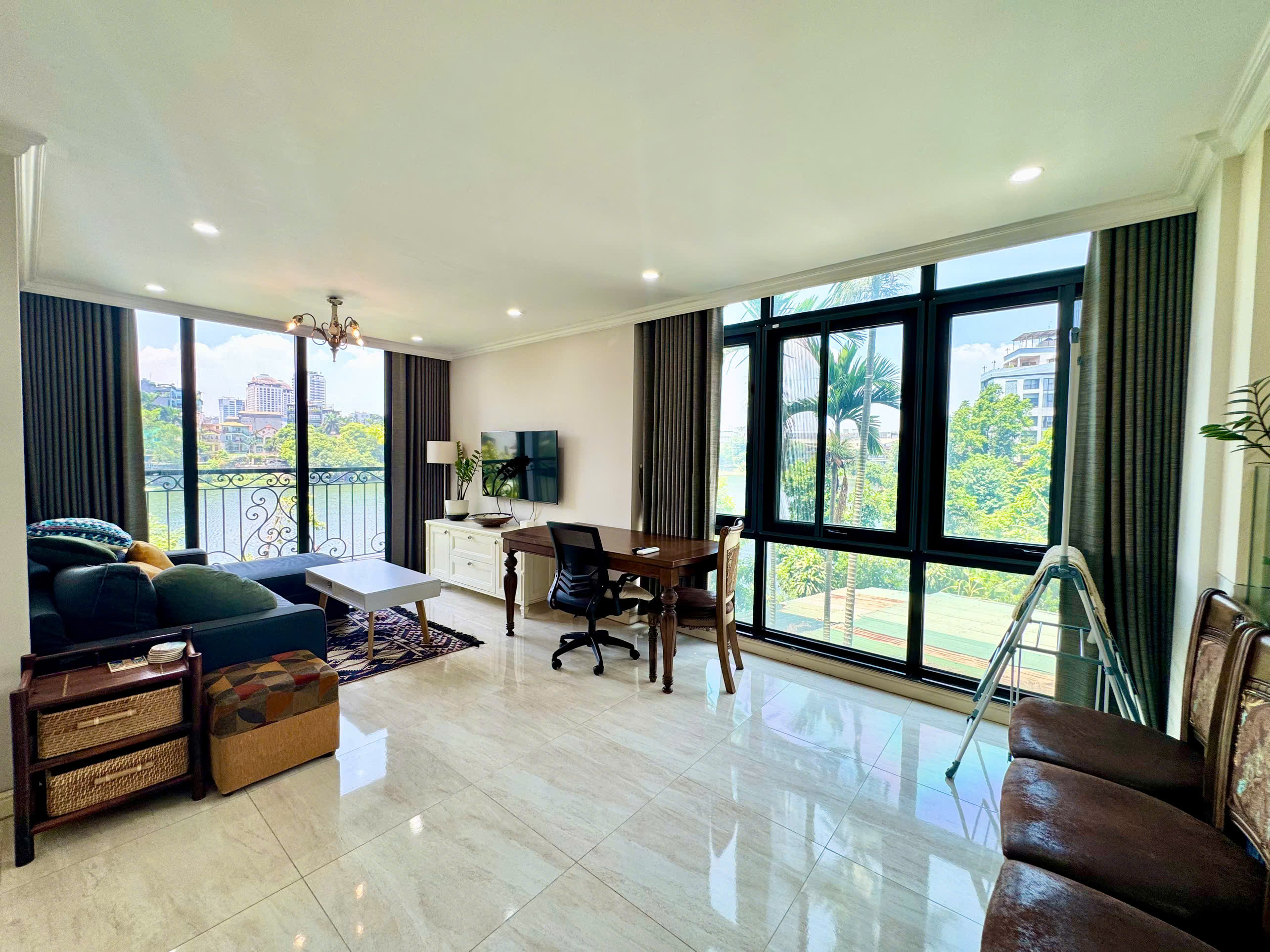 Modern 2 bedroom apartment with lake view on Au Co str