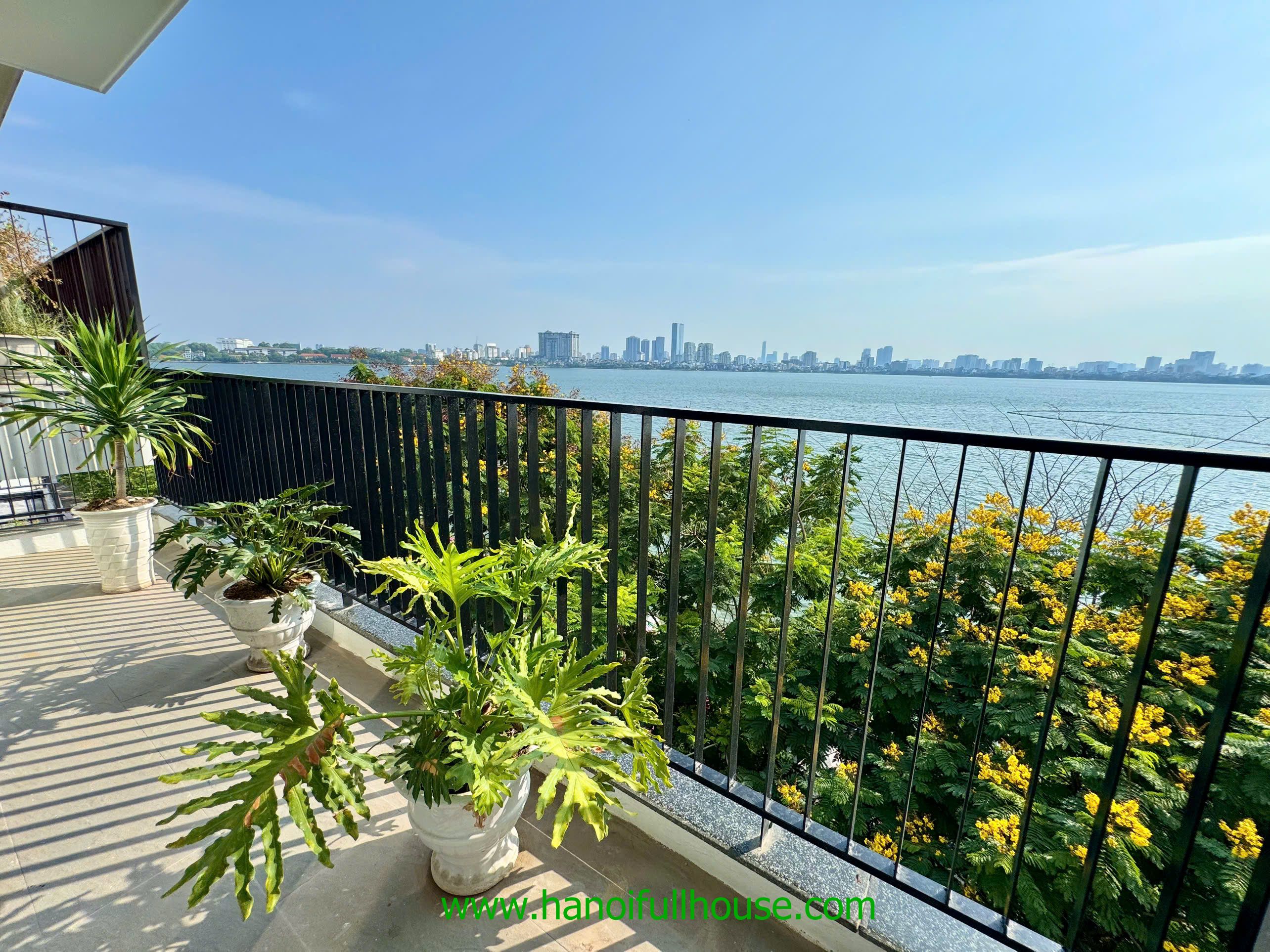 Căn hộ view Hồ, 3 phòng ngủ ở Tây Hồ cho thuê