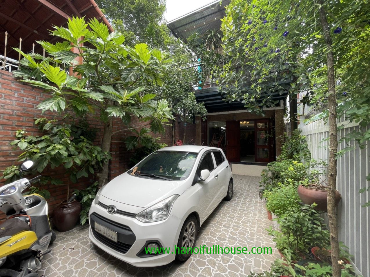 Very nice house with modern furniture and yard let to rent in Tay Ho 