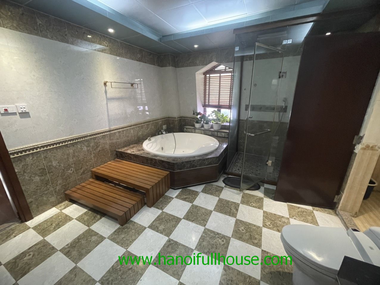 Cheap price for 3 BRS apartment in Ba Dinh dist, very large bathroom