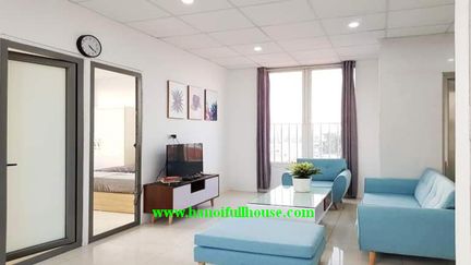 Căn hộ 3 phòng ngủ trên tầng 6 với tầm nhìn tuyệt đẹp ra thành phố Tây Hồ.