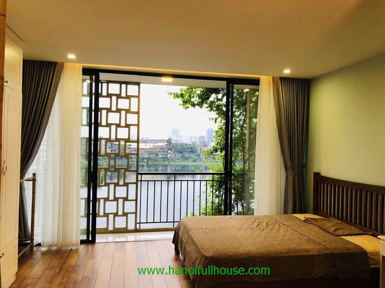 Wonderful studio with Lake view, nice balcony, garden in Tay Ho 