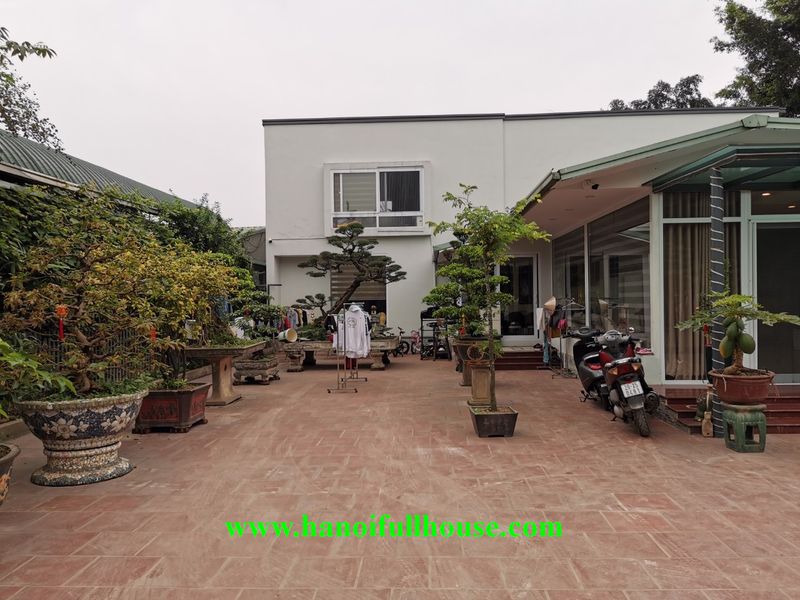 Căn nhà sân vườn rộng 500 m2 ở ngay trung tâm Hà Nội cho thuê để ở, nhà hàng, cà phê