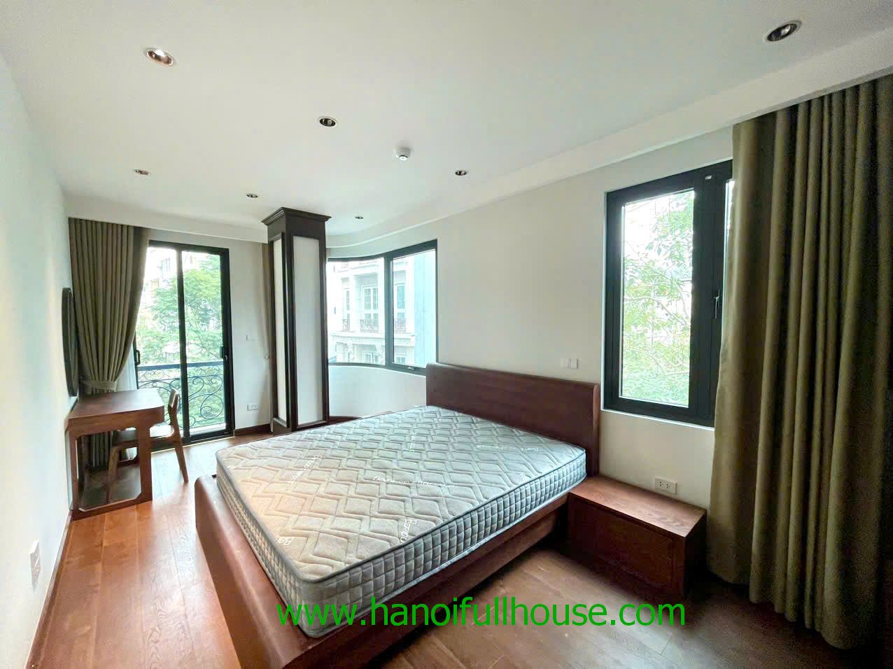 Căn hộ 2 phòng ngủ, đủ đồ, ban công ở Trúc Bạch cho thuê