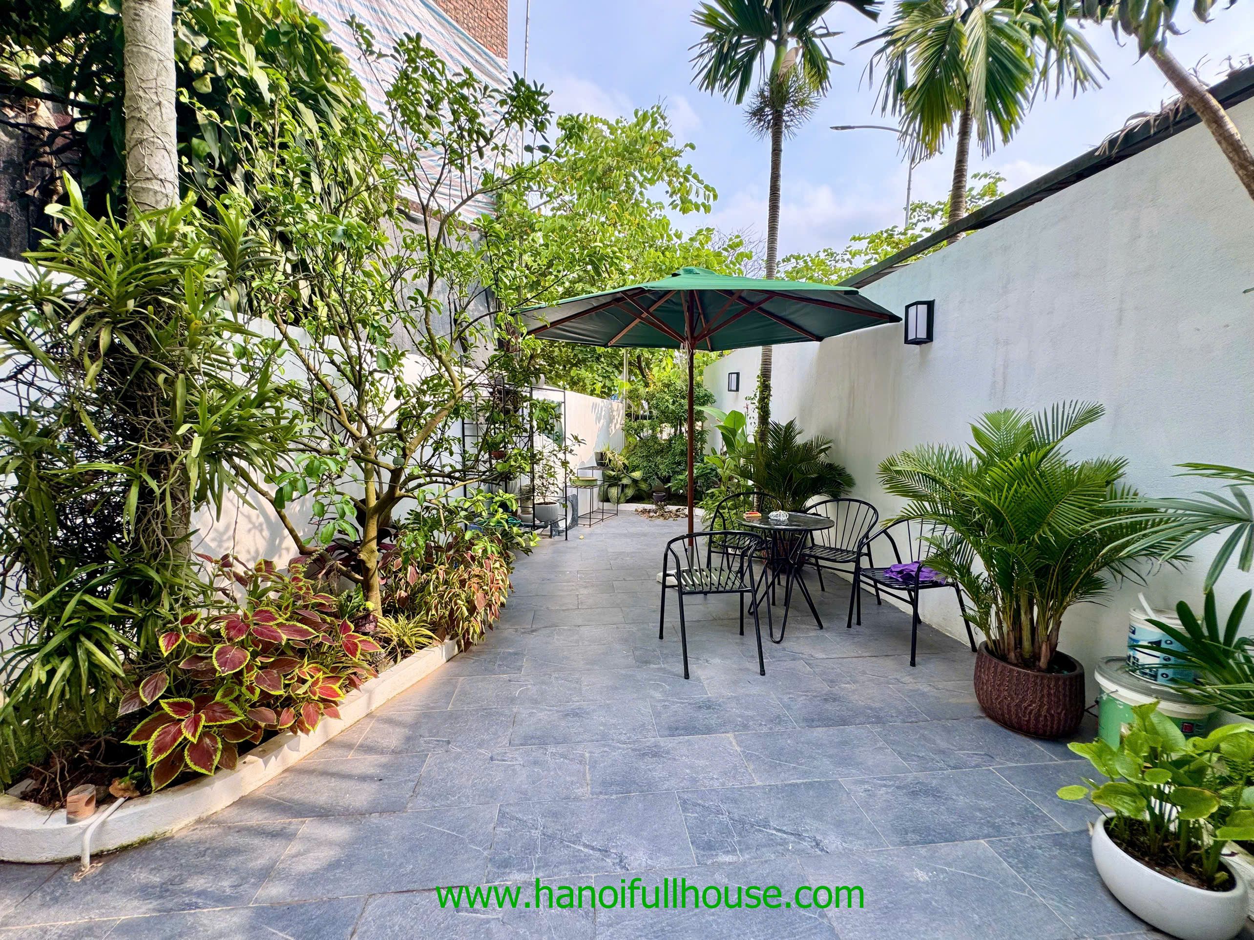 Nhà sân vườn, 3 phòng ngủ, đủ đồ ở Âu Cơ cho thuê