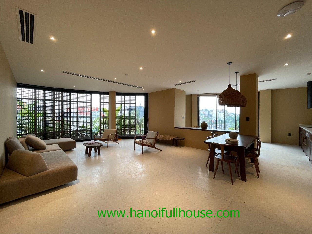 Căn hộ 3 phòng ngủ, mới, view đẹp ở Tây Hồ cho thuê