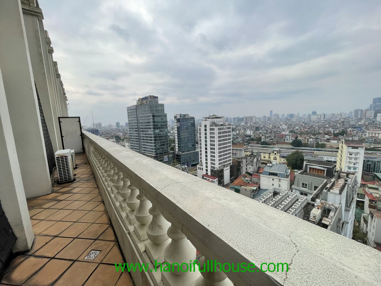 Cho thuê căn hộ 3 phòng ngủ, tầng cao, view đẹp ở Pacific Place