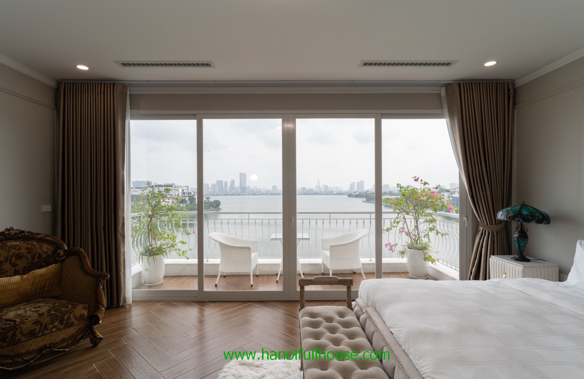 Lake view apartment with 4 bedrooms in Tay Ho dist for rent