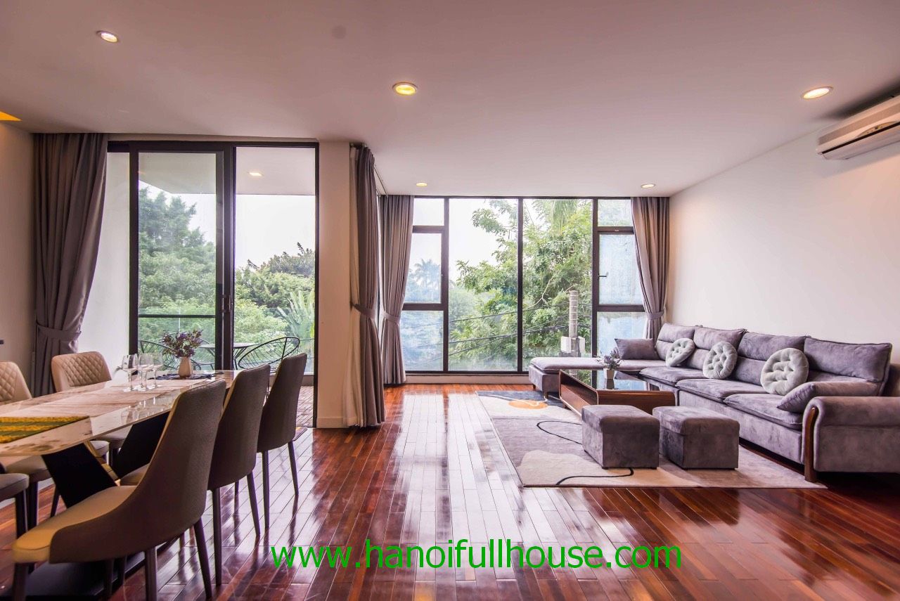 Căn hộ 2 phòng ngủ, view hồ ở đường Quảng Khánh cho thuê