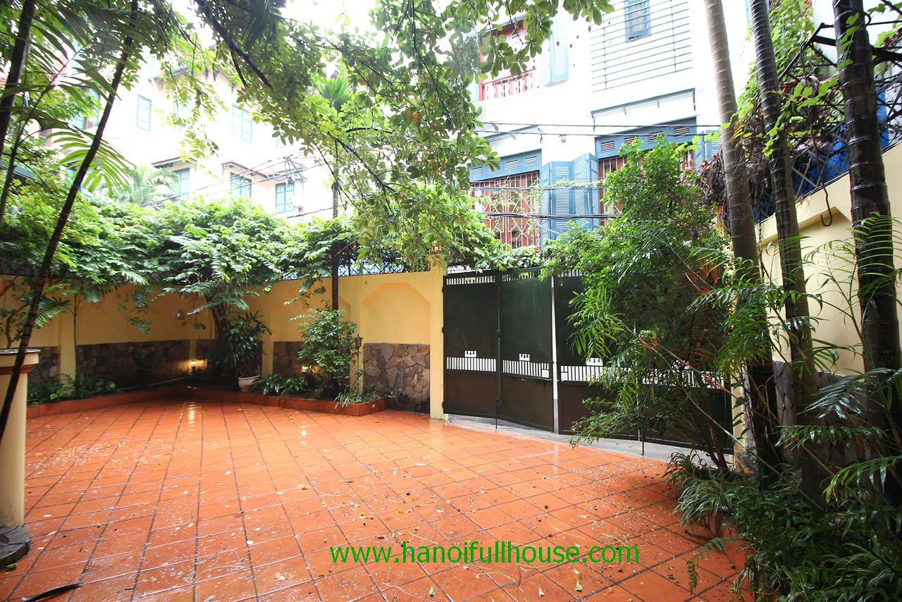 Biệt thự sân vườn, bể bơi, 5 phòng ngủ ở Tây Hồ cho thuê