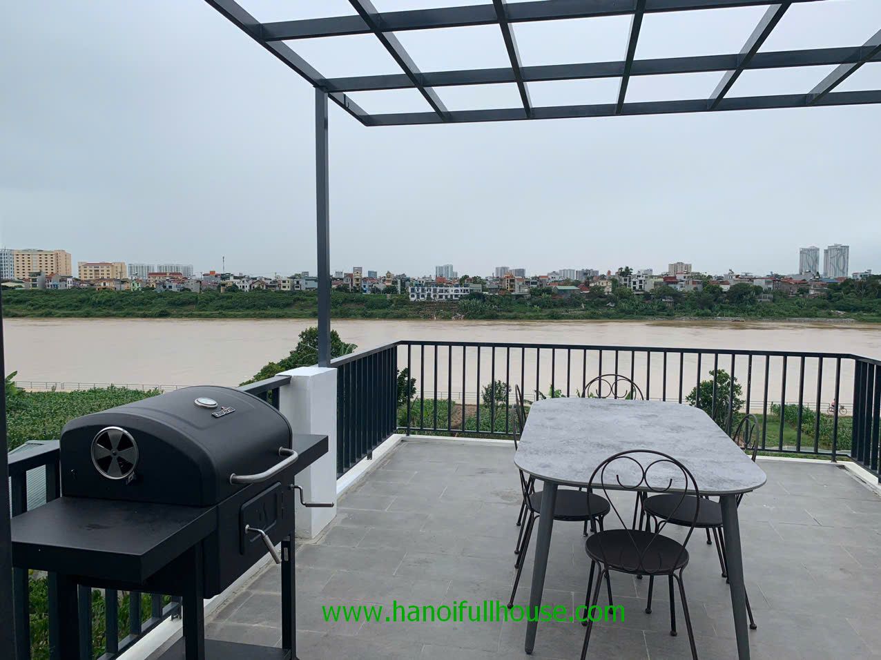 Ngôi nhà 3 phòng ngủ, đủ đồ, View Sông ở Long Biên cho thuê