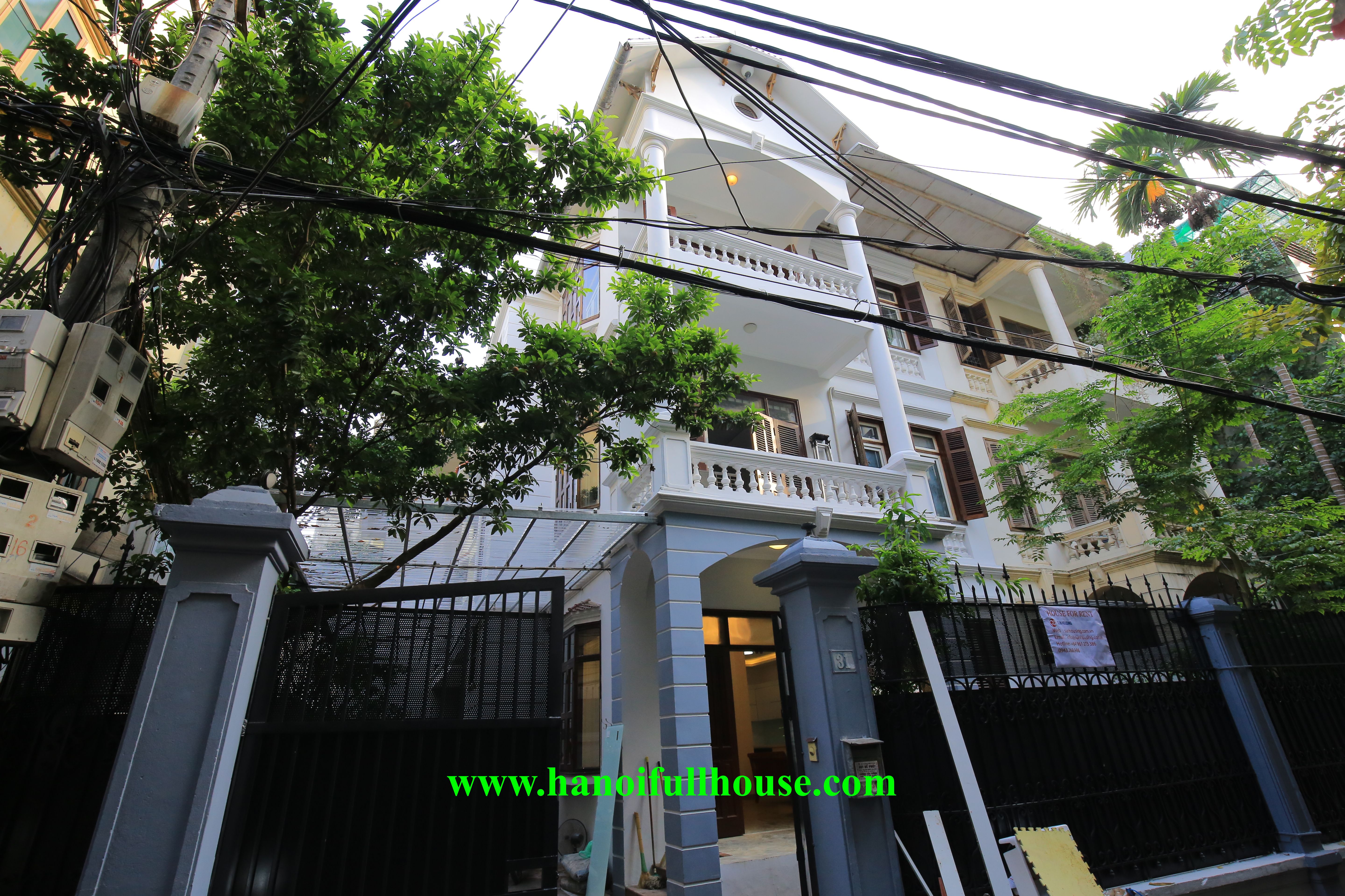 Biệt thự sân vườn ở Hà Nội cho thuê, diện tích 200 m2, gara ô tô, nội thất xịn 