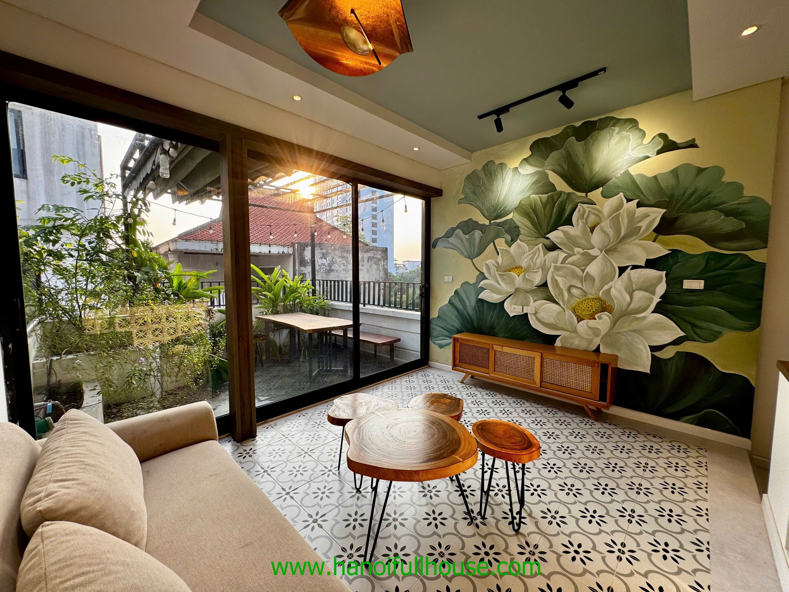 Nhà đủ đồ, 4 phòng ngủ, mới, có sân thượng ở Từ Hoa cho thuê