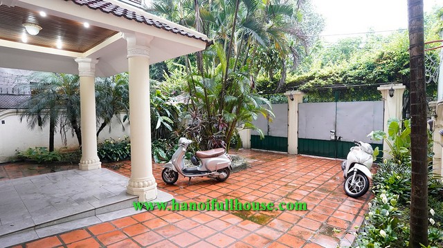 Nice villa in Au Co street has front yard and back yard, 5 bedrooms for rent.