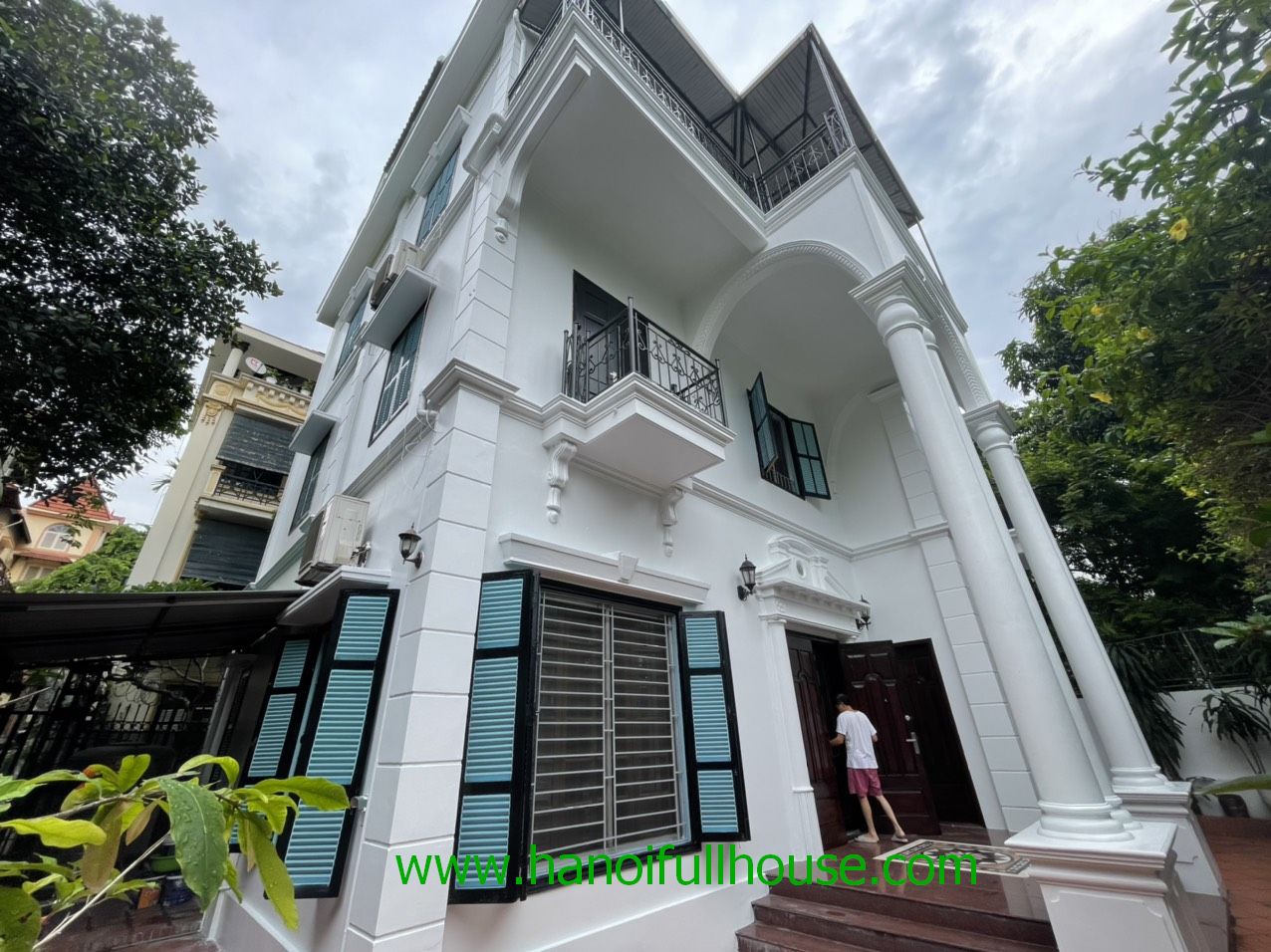 Unfurnished Garden villa in Tay Ho with 4 bedrooms, lake view