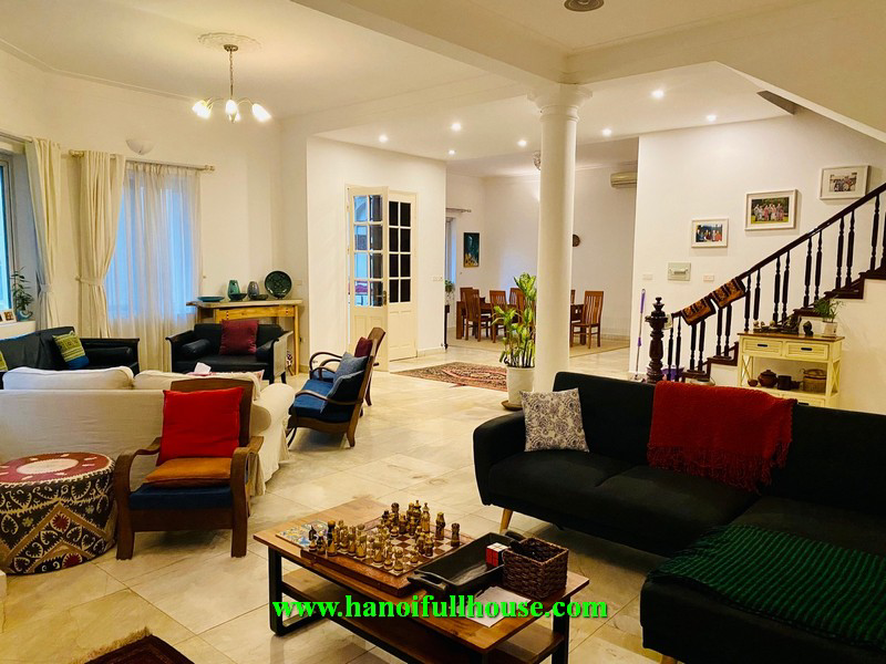 Biệt thự đẹp khu Hồ Tây có bể bơi trong nhà, 5 phòng ngủ, nội thất cao cấp cho thuê dài hạn