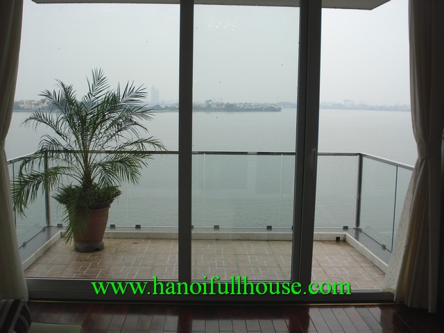 Căn hộ dịch vụ rộng 260m2, 3 phòng ngủ, măt hồ Tây có giá thuê rẻ