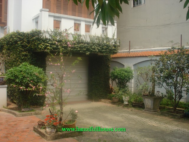 Big garden nice house with 5 bedrooms in Tu Dinh street, Long Bien district for lease