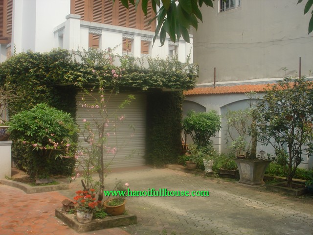 Nhà đẹp sân vườn rộng, 5 phòng ngủ cho thuê ở Tư Đình, Long Biên
