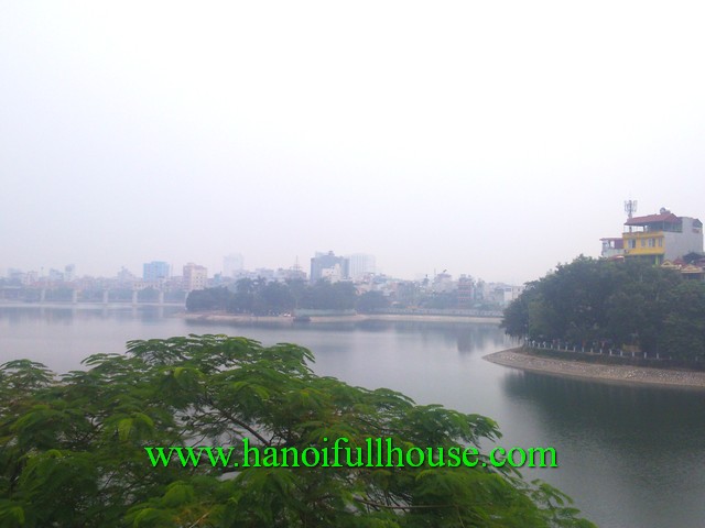 Căn hộ dịch vụ có view đẹp nhìn ra hồ Hoàng Cầu cho thuê giá rẻ