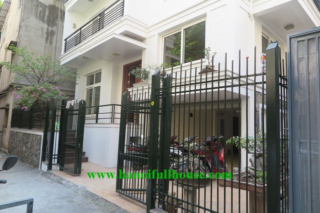 Cho thuê nhà đẹp 6 phòng ngủ, có sân, gara 90 m2 x 3 tầng ở trung tâm Hà Nội