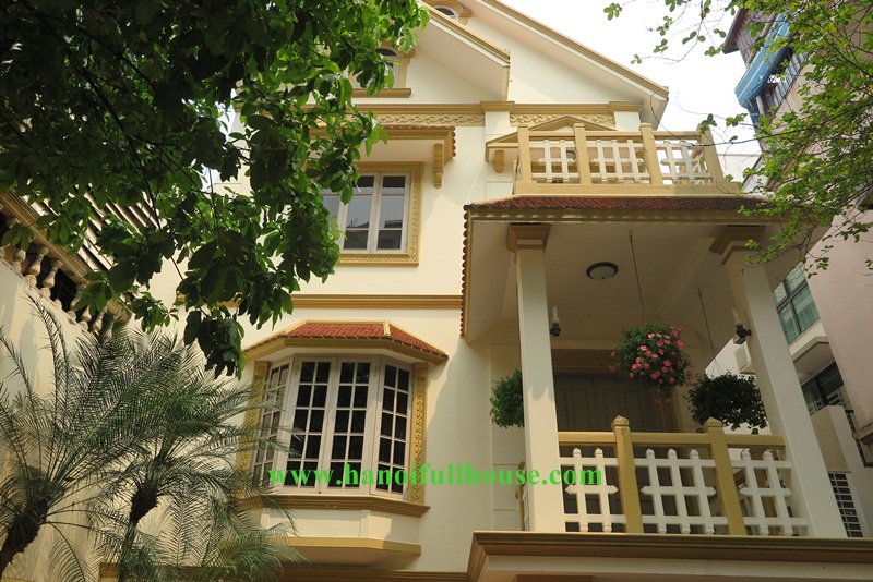 Căn nhà khuôn viên rộng lớn, sân vườn trước và sau, nội thất cao cấp ở Tây Hồ giá hợp lý cho thuê 