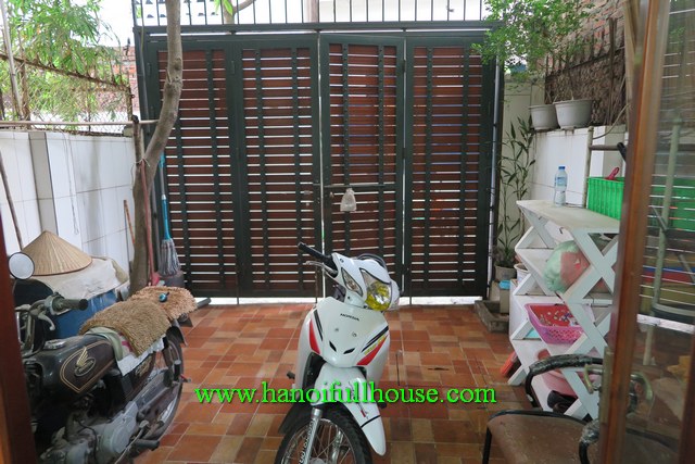 Cheap house in Vong Thi str, Tay Ho dist for rent. 3 bedrooms, 4 bathrooms