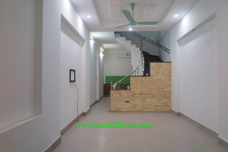 Cho thuê nhà riêng giá rẻ, 4 phòng ngủ, nội thất cơ bản ở Âu Cơ, Tây Hồ