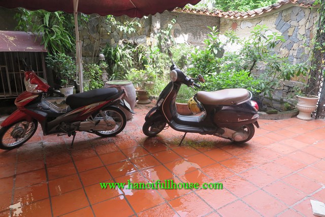 A courtyard 4-BR house in Ngoc Thuy str, Long Bien dist for lease 