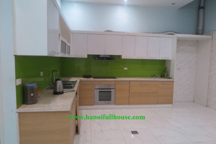 Cho thuê nhà riêng quận Tây Hồ, 5 phòng ngủ, mặt đường, có gara ô tô
