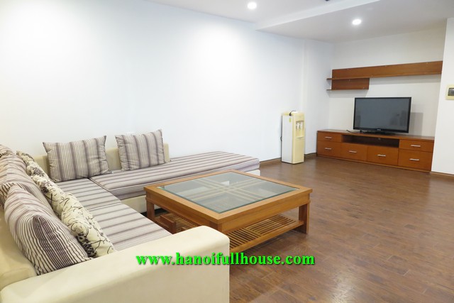 Cho thuê căn hộ dịch vụ 2 phòng ngủ, nội thất đẹp, diện tích rộng mặt phố Quảng Khánh.