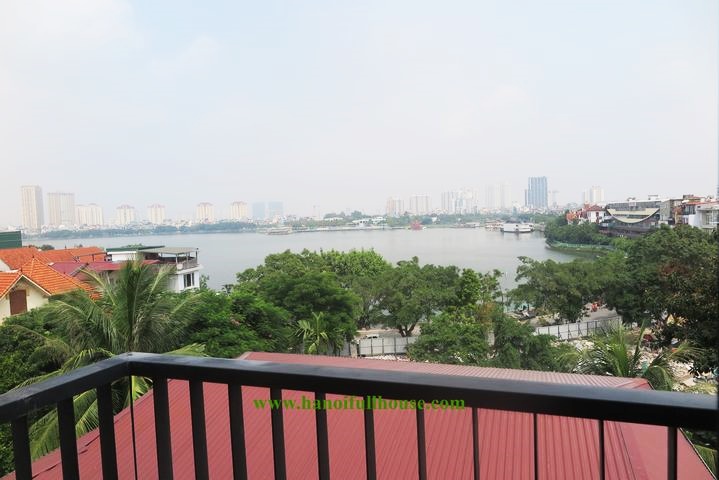 Cho thuê căn hộ 2 ngủ ban công rộng view hồ Tây trên phố Tô Ngọc Vân