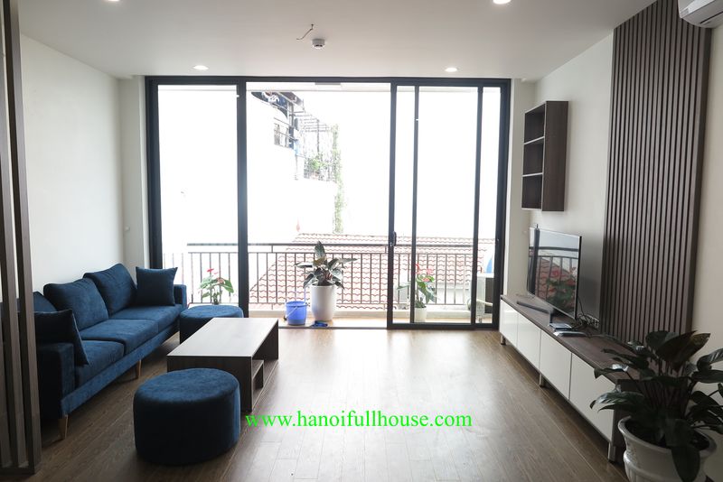 Căn hộ 1 phòng ngủ rộng 70 m2 ở mặt Hồ Tây, ban công rộng cho thuê 