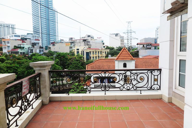 Căn hộ dịch vụ 2 phòng ngủ với ban công rộng view hồ, phong cách Châu Âu hiện đại cho thuê ở Trúc Bạch