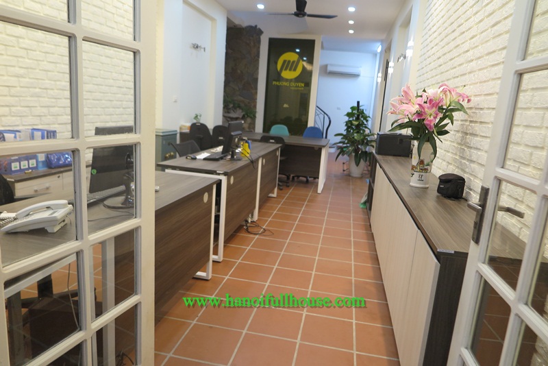 Cho thuê nhà đẹp, bốn phòng ngủ, phù hợp làm văn phòng ở Tây Hồ