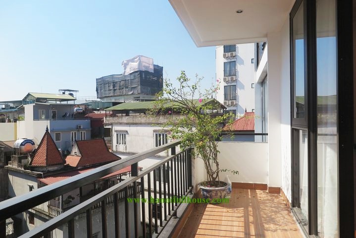Căn hộ dịch vụ với 3 ngủ tuyệt đẹp, hoàn toàn mới gần hồ Tây cho thuê