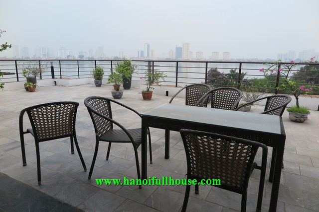 Cho thuê căn hộ dịch vụ 3 phòng ngủ, mặt phố Quảng Khánh, view hồ Tây, sân thượng đẹp.